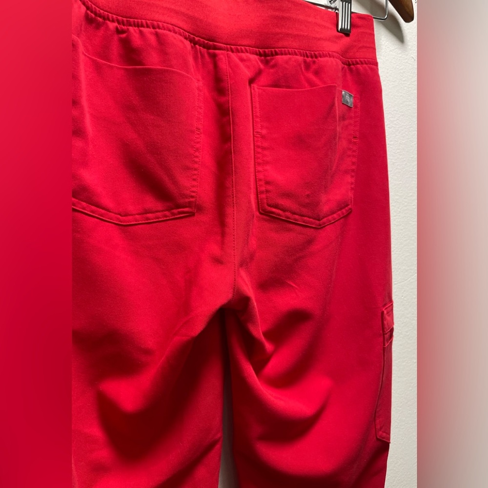 FIGS Scrubs Top & Pants - Picture 8 of 8